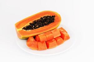 Deliciosas frutas frescas de papaya aislado sobre fondo blanco. foto