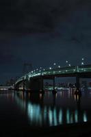 tokio, noche, ciudad, scape, en, odaiba, con, arco iris, puente foto