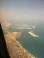 paisaje de dubai desde la ventana del avión foto