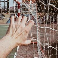 mano tocando una red de cuerda foto