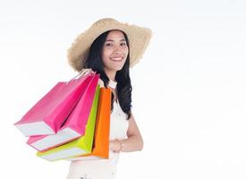 Mujer asiática llevando bolsas de la compra con caras sonrientes sobre un fondo blanco.