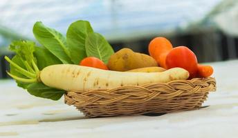 canasta de verduras orgánicas frescas de la granja foto