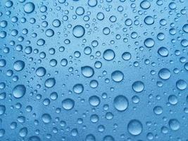 gotas de lluvia sobre un fondo azul foto