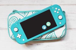 switch lite con estuche y patas de silicona foto