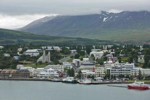 Vista de un centro de la ciudad y la iglesia Akureyrarkirkja en Akureyri en Islandia foto