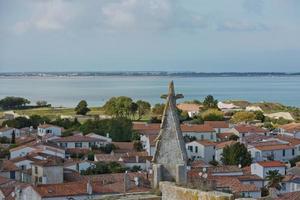 Vista aérea de Saint Martin de Re desde la iglesia Saint Martin en Ile de Re en Francia foto