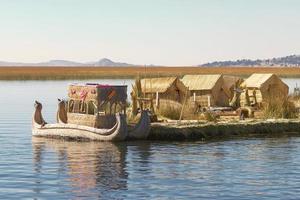 Barco de juncos en la isla de los uros en el lago Titicaca, Perú y Bolivia foto