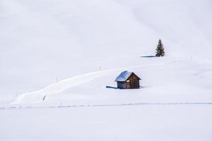 vieja choza en la nieve foto