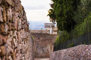 Calzada entre paredes en Asís en Italia foto