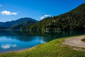 Lago Ledro en los Alpes en Trento, Italia