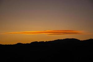 puesta de sol sobre las colinas de umbria, italia foto
