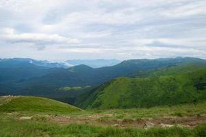 Panorama de las montañas de los Cárpatos de colinas verdes en la montaña de verano foto