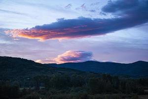 maravilloso amanecer desde steamboat, colorado en un día de verano tardío foto