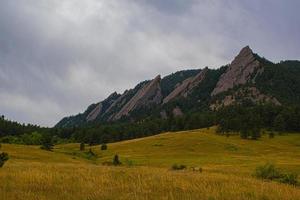 Flatirons montañas de granito oscuro en el parque Chautauqua en Boulder Colorado foto