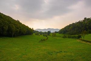 Exuberante valle en las colinas a las afueras de Vicenza, Italia foto