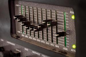 Controles negros antiguos de un ecualizador de audio de un amplificador de guitarra foto