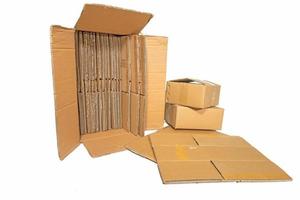 Varias cajas de cartón de diferentes tamaños aisladas foto
