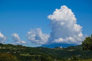 colinas de monteviale en vicenza, italia foto