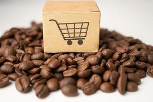 Caja con símbolo de logotipo de carrito de compras en granos de café foto