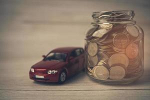 coche con monedas préstamo de coche financiar ahorro de dinero seguro y conceptos de tiempo de arrendamiento