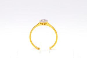 hermoso anillo de diamantes en oro 9k foto