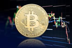 Fondo de gráfico de moneda y cotización de bitcoin con criptomoneda en caída de precio foto