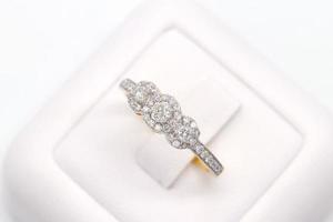anillo de diamantes de oro 9k foto