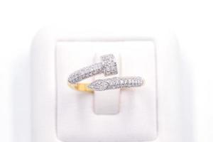 anillo de diamantes de oro 9k hecho a mano foto