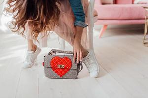 hermosos bolsos complementan el estilo de una niña bellamente vestida foto