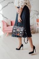 hermosos bolsos complementan el estilo de una niña bellamente vestida foto