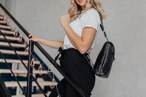 hermosos bolsos complementan el estilo de una niña bellamente vestida foto