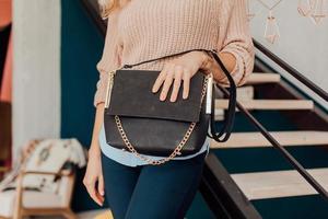 hermosos bolsos complementan el estilo de una niña bellamente vestida foto