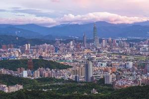 vista panorámica de la ciudad de taipei foto