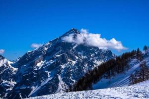 picos de los dolomitas cubiertos de nieve foto