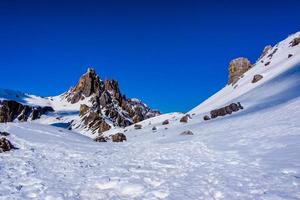 picos de los dolomitas en invierno foto