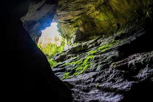 cueva se abre al sol foto