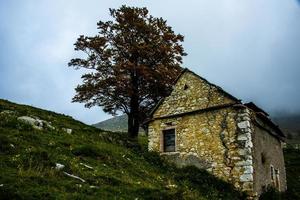 Edificio rural en las montañas de Lessini, cerca de Campofontana, Verona, Véneto, Italia