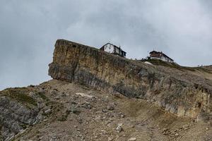 refugios alpinos en los dolomitas foto