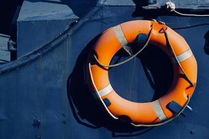 aro salvavidas naranja en el barco foto