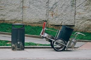 bote de basura en la calle foto