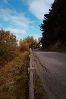 camino en la montaña en temporada de otoño