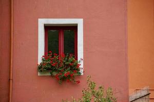 ventana en la fachada roja de la casa