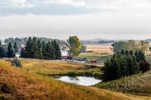 Estanques en campos de agricultores en otoño del condado de Rockyview, Alberta, Canadá