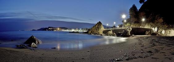 playa de noche frente al mar en lloret de mar foto