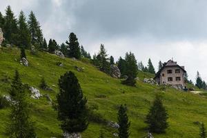 casa alpina en los dolomitas foto