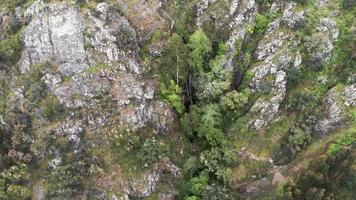 fågelperspektiv av barbelote vattenfall, monchique, algarve. fantastisk skog och klippor. video