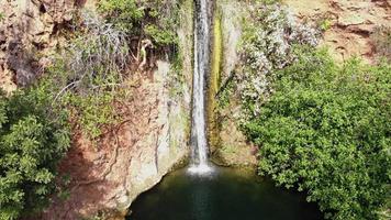 vigario falls, flygfoto över de vackra vattenfallen i alte, algarve, portugal