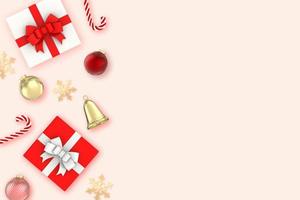 Vista superior de dos copos de nieve de caja de regalos bolas de navidad y adornos de oro sobre fondo rosa