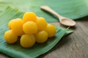 Postres tradicionales tailandeses yemas de huevo de oro cae sobre las hojas de plátano foto