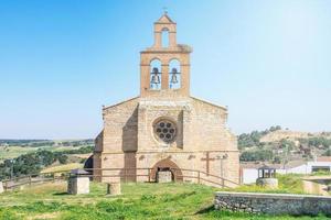 Vista frontal de una iglesia de piedra en la aldea castellana en España foto